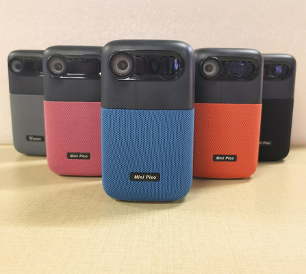 Przenośny projektor DLP 100 lumenów Czterordzeniowy 1.4G Wbudowany akumulator 10000 mAh